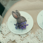 スミレ の お花畑 に誘われて 布花 と くろうさぎ の ブローチ　森の動物絵本