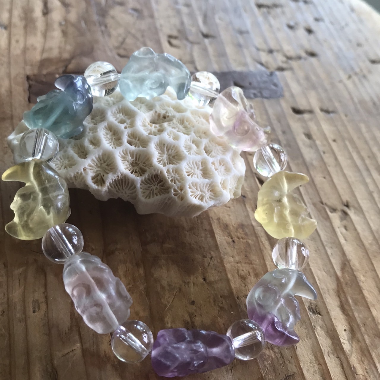 フローライトの月うさぎブレスレット - mallory88_natural_stone