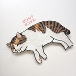 巨大化した猫刺繍ブローチ(三毛ねっころがり)
