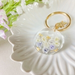 【名入れ】ドライフラワー　かすみ草　キーホルダー　クリア　ブルー　青　ラウンド 💕 オーダーメイド レジン  推し活 席札 迷子札 文字入れ キーリング バッグチャーム プレゼント シンプル ペア 