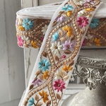 [実物のお色味と違う場合があります] インド刺繍リボン　花　インド刺繍　スパンコール　刺繍リボン　リボン　りぼん　※10月8日よりゆうパケットにて発送