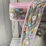 [実物のお色味と違う場合があります] インド刺繍リボン　花　インド刺繍　スパンコール　刺繍リボン　リボン　りぼん　※10月8日よりゆうパケットにて発送