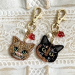 いちごとパールの猫さん刺繍キーホルダー✩.*˚