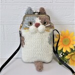 手編みニットの　もこもこ三毛猫ちゃんの　がま口のスマホポシェット   （Ｂ）