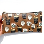 マスクポーチ　お財布ポーチ　ペンケース　ラミネート生地❣️くま🐻‍❄️カフェ☕️ 裏面レザーとクリア生地　20cmファスナー