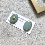 レジン　艶めく大人くすみグリーン　シェル　アシンメトリー　レジンピアス　レジンイヤリング　レジンアクセサリー　ニュアンス　秋　ニュアンスアクセサリー