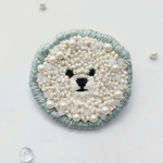 ビションフリーゼの刺繍ブローチ