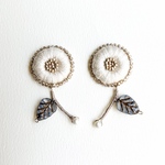 𓊈サマーセール𓊉小枝揺れる プックリ刺繍のお花ピアス（ホワイト）