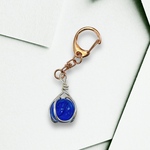 【ビー玉のキーホルダー　ピンクゴールド　リーフ柄ビー玉ブルー】〜家族や友人、恋人とお揃いに〜