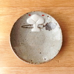歯としっぽがもっこりウサギ小皿(グレー)