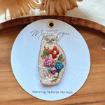 刺繍ブローチ🐈猫のお座りポーズ＊刺繍アクセサリー