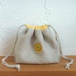 リネン　三角マチの小さめ巾着　ワンポイント刺繍　レモン 半額sale700円⇒350円