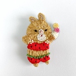 19夏のおともだちブローチ 刺繍ブローチ ビーズ　うさぎ