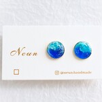 星降る海の耳飾り〔 星 / 海 / ノンホールピアス / イヤリング / チタンピアス / 樹脂ピアス / シンプル / レジン / 青 / 夏 / 水色 〕       