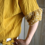 バルーンスリーブシャツ(マスタード 刺繍レース）