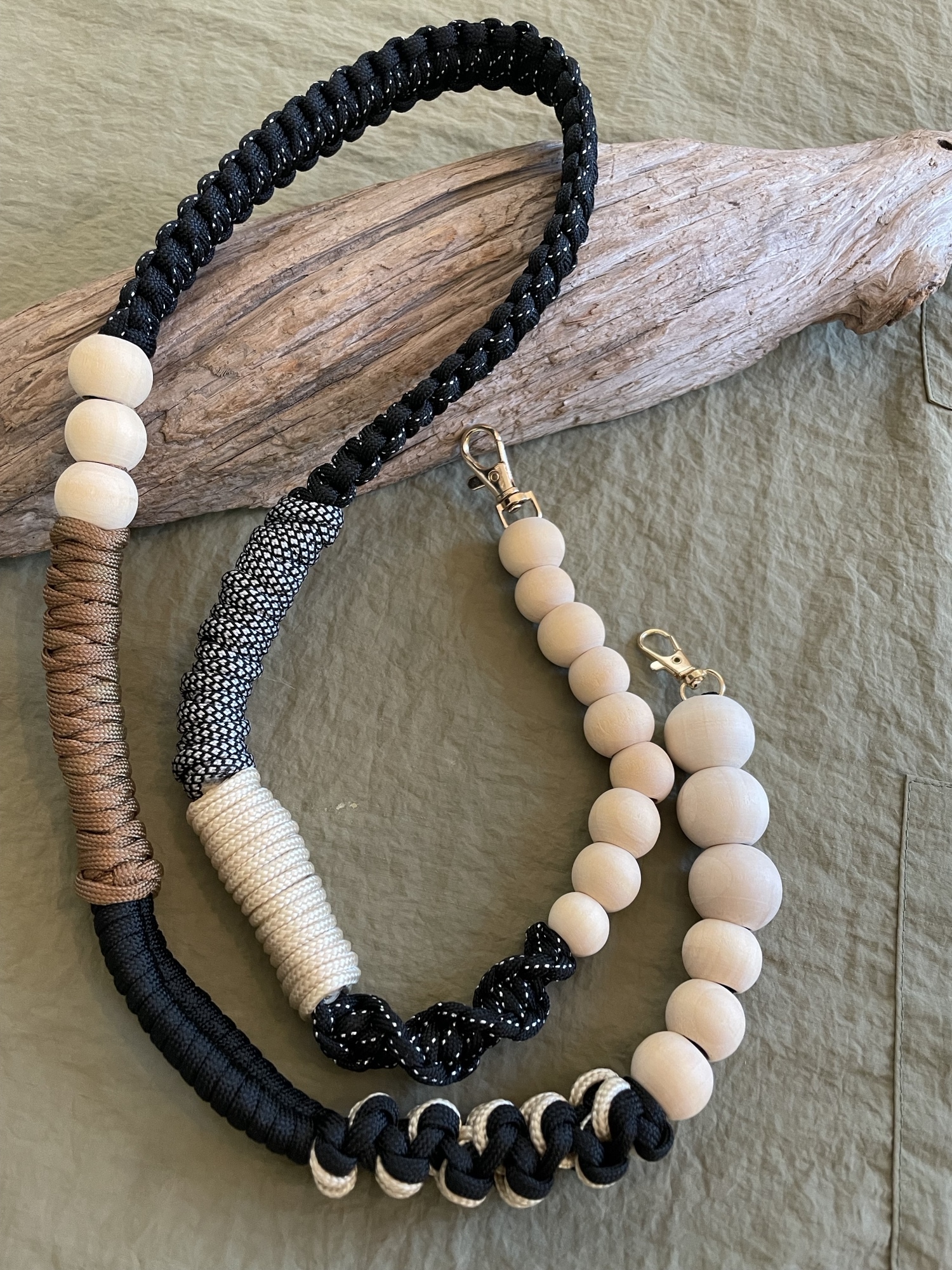 Wood ballとパラコードのストラップ　brown black mix