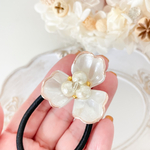 お花のヘアゴム　髪ゴム　お花　淡色　ふんわり　髪飾り　ヘアアクセサリー　ホワイト　フラワー　ヘア小物　シンプル　おしゃれ　上品　フェミニン　入園式　入学式　母の日　誕生日　春