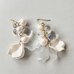 ぷっくりビーズの花びらイヤーアクセサリー