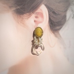 イヤリング 黄色の刺繍カボションに白花とオーロラリング(サージカルステンレス)/女子会 結婚式 飲み会 プレゼント