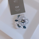 gray Flower 3輪 ビーズ刺繍ブローチ