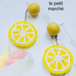 ヴィンテージボタンとレモンスライスのビーズ刺繍ピアス