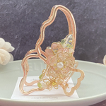 《SALE》バンスクリップ「氷に舞う蝶(ピンク)・シンメトリー」レジン ボタニカル ドライフラワー ピンク 白 ヘアクリップ クリア メタルリーフ 天然石 アメジスト 