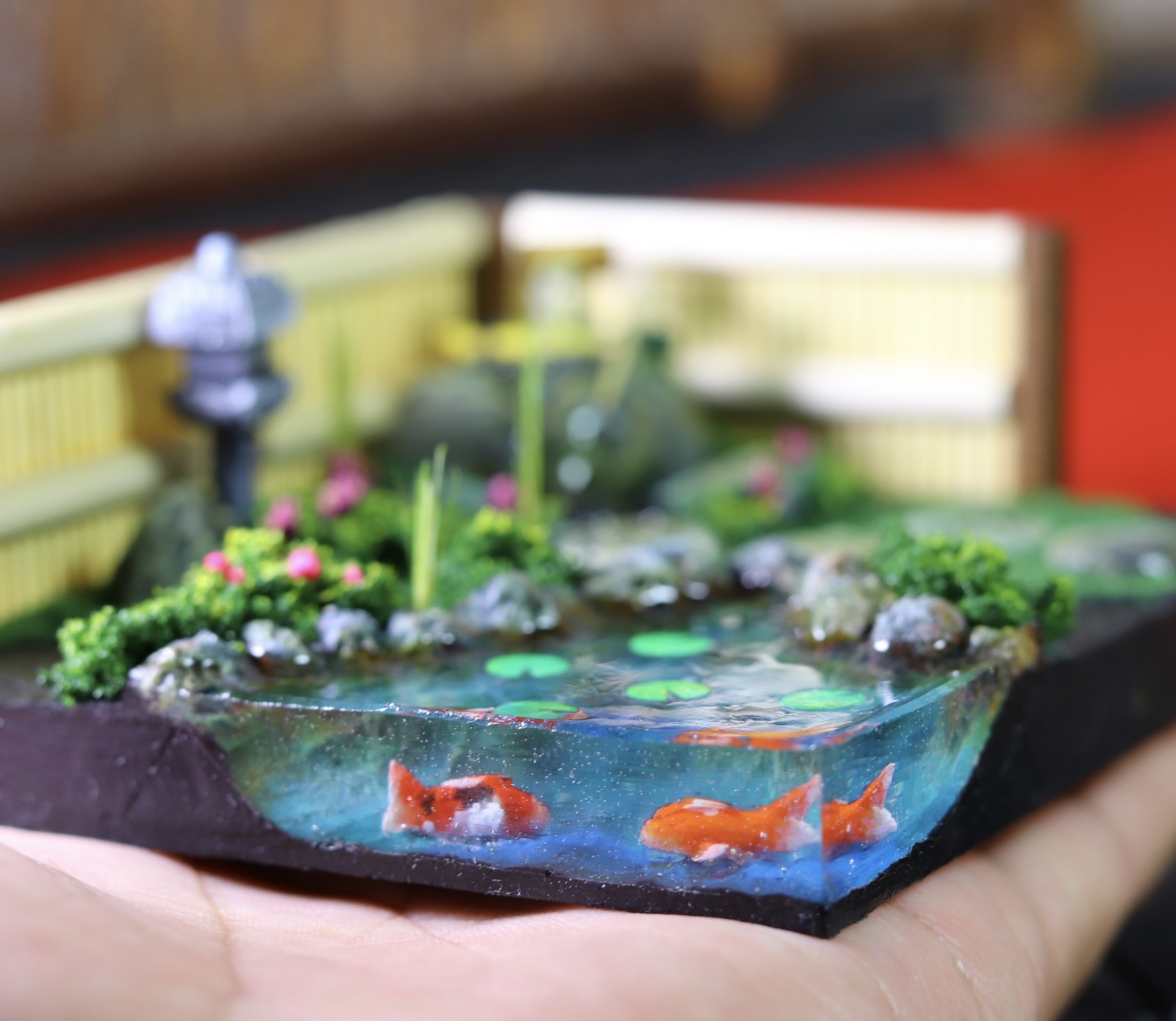 ミニチュア日本庭園 ジオラマ 鯉が泳ぐ池のある和風庭園 蹲 灯籠