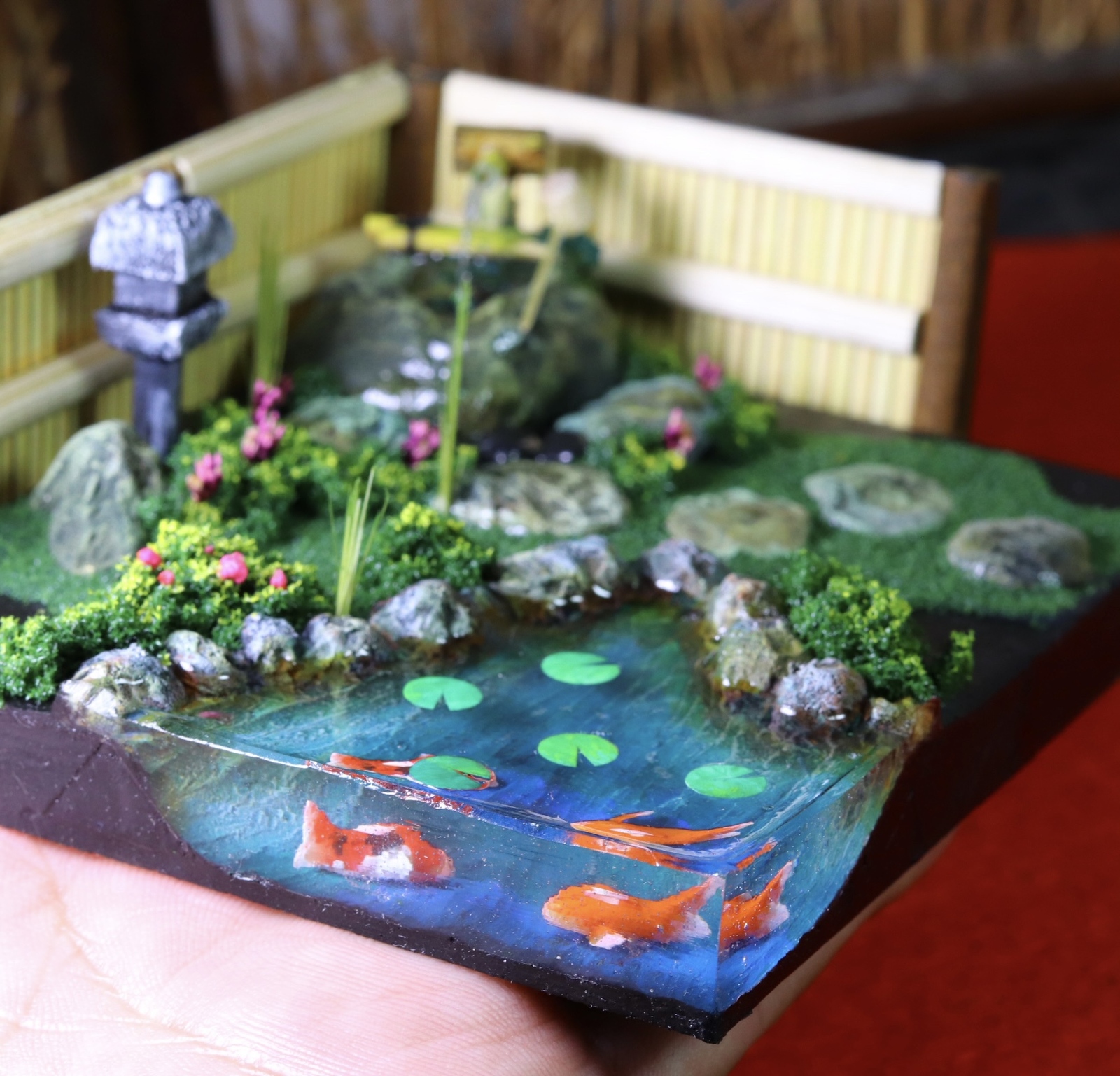 ミニチュア日本庭園 ジオラマ 鯉が泳ぐ池のある和風庭園 蹲 灯籠