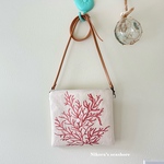 ［7/29販売］大きめサコッシュ　26×23cm　赤い珊瑚刺繍　／　生成り