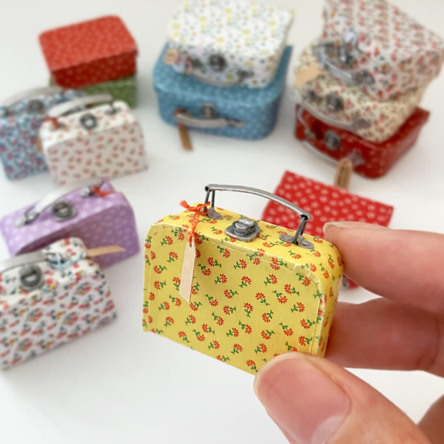 【新作】壁紙のミニチュアのトランクとミニチュアバッグ(ホワイト) リメイク】ミニチュアランドセル – 土屋鞄のランドセル