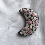薔薇と小花/三日月 刺繍ブローチ