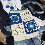 手編みショルダーバッグ／グラニースクエア花モチーフ/ブルー／斜め掛け/夏/コットン/長さ調節可能