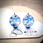 レジンピアス イヤリング 青空にかかる虹 2割カット球体 15mm