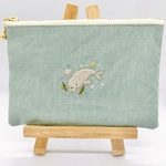 海藻をはみはみするジュゴンさん　刺繍ポーチ