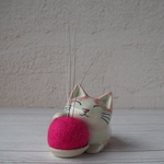 オリジナル陶器猫「ねこのひげ枕」招き猫タイプ   ピンク 糸目
