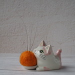 オリジナル陶器猫「ねこのひげ枕」招き猫タイプ   ピンク　丸目