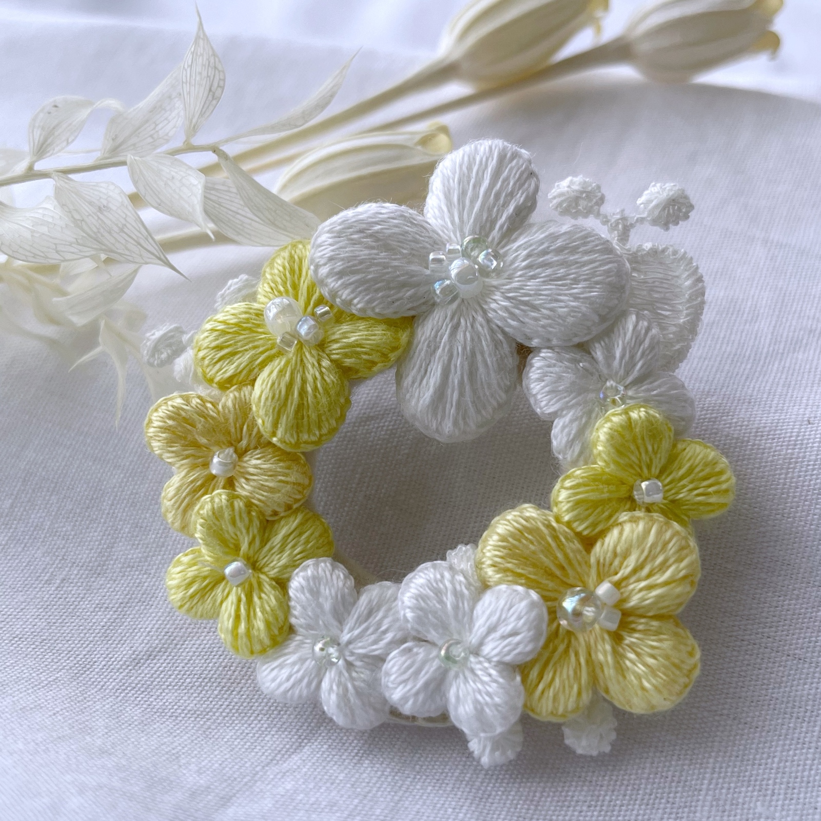 繊細で美しいレースを活かした立体刺繍コサージュ - n.mayu
