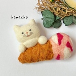【羊毛フェルト】アイスクリームにしがみつく猫さんのぷくぷくブローチ（白猫　いちごミルクアイス）