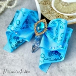 【Bプリンセス👑💍💖チョーカー】キラキラと光るシルエット柄 お散歩用にちょうどいいサイズ 大人気のイデアルリボンミディアム 少し濃いめのブルー系 取り外し可能ソフトゴム使用  ペット用