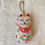 コットンリネンとダーニング刺繍の招き猫チャーム　