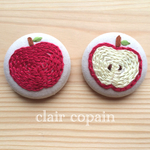 まんまるりんごの刺繍ブローチ  くるみボタン フルーツ