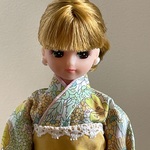 リカちゃん着物　リバティープリント浴衣　マーガレット柄に鬱金色の帯