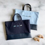 ＼底がレザーでキレイに持てる／お名前刺繍・サイズ変更OK・レッスンバッグ・車・刺繍・男の子・マチあり・ネイビー・お受験