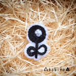 モノクロ丸いお花ブローチ【△kobito▲シリーズ】