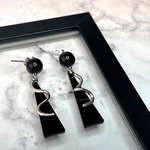 《再販》silver×black 三角　アクリルパーツ　くねくね　うねうね　ピアス　イヤリング　個性的
