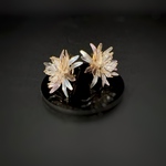 月下美人 ピアス/イヤリング  ディップアート アメリカンフラワー ワイヤー 花 成人式 着物 浴衣 和装 和服 結婚式 ウェディング ブライダル ドレス 簪 ヘアアクセ 入学式 卒業式 お呼ばれ