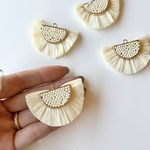 ◎８月新作◎【2pcs white #12-19  】デザインラフィアチャーム　ラフィア/半円/扇形/大ぶり/天然素材/ホワイト/デザイン