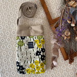 あったら便利♪ふんわり大きめのスマホポシェット　北欧ライブリーガーデン　オフ×ブラック