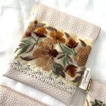 バネ口ポーチ（ミニポーチ　アクセサリーポーチ　バネぐち　お薬ケース）フェイクレザー×刺繍リボン　