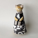 ①ワンピースの猫　見上げる（茶トラ）